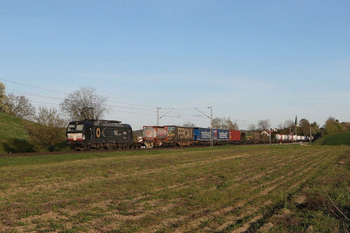 193 710  140 Jahre e-mobilit�t  mit einem  KLV  auf dem Weg nach Ingolstadt am 6. April 2024 bei Fahlenbach.