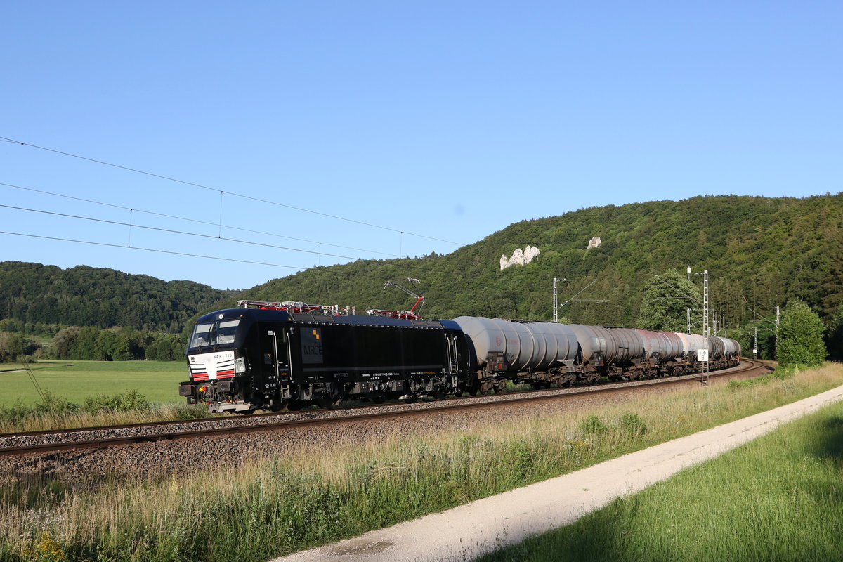 193 719 mit einem Kesselwagenzug aus Ingolstadt kommend am 30. Juni 2020 bei Dollnstein/Altm�hltal.