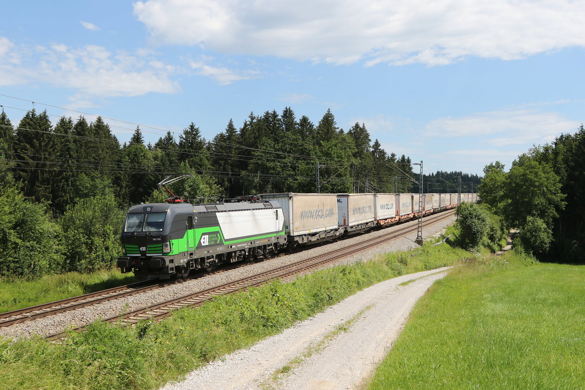 193 763 mit dem  EKOL  aus Salzburg kommend am 1. Juli 2020 bei Grabenst�tt im Chiemgau.