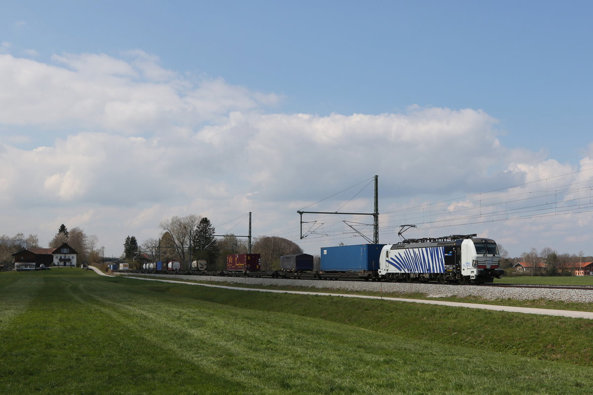 193 770 mit einem schwach beladenem  KLV  aus M�nchen kommend am 16. April 2021 bei �bersee.