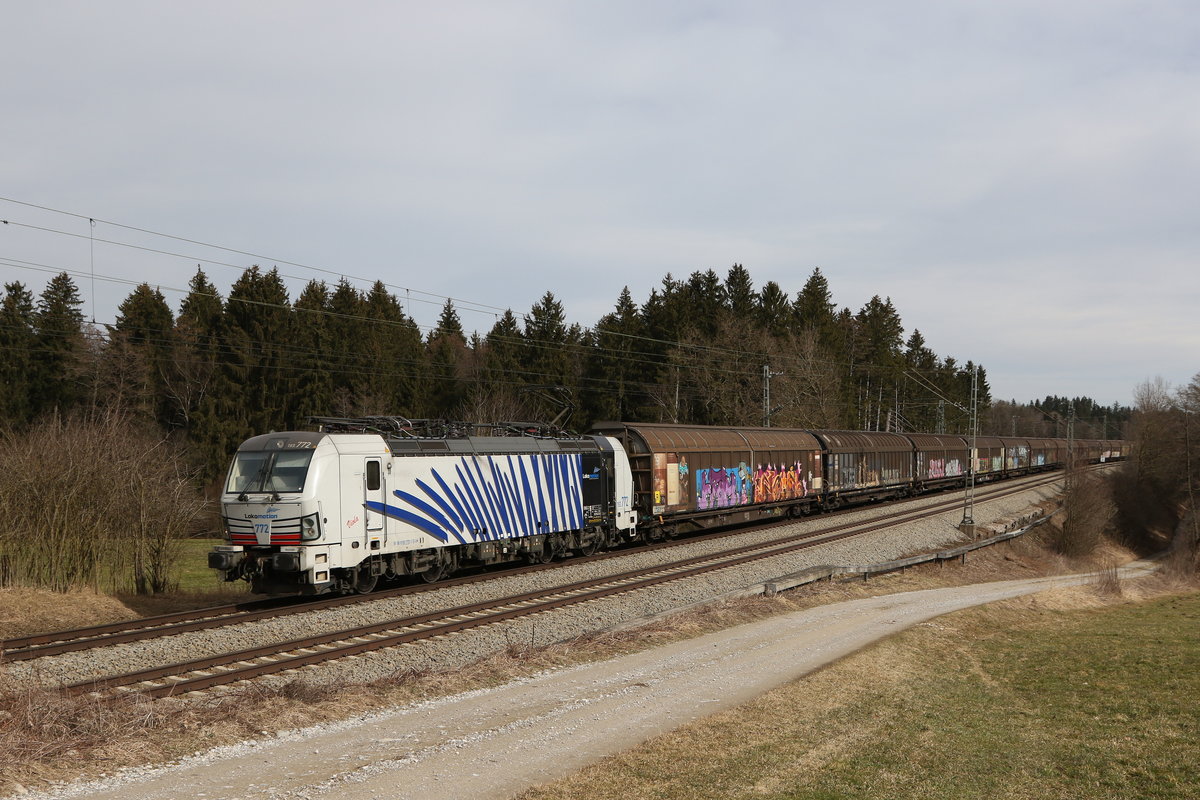 193 772 mit dem  Papierzug  aus Salzburg kommend am 3. M�rz 2021 bei Grabenst�tt.