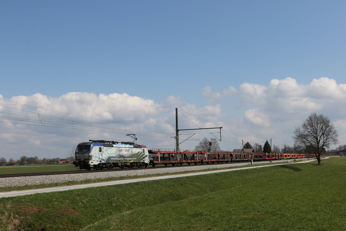 193 773 mit einem Autoleerzug aus Salzburg kommend am 16. April 2021 bei �bersee am Chiemsee.