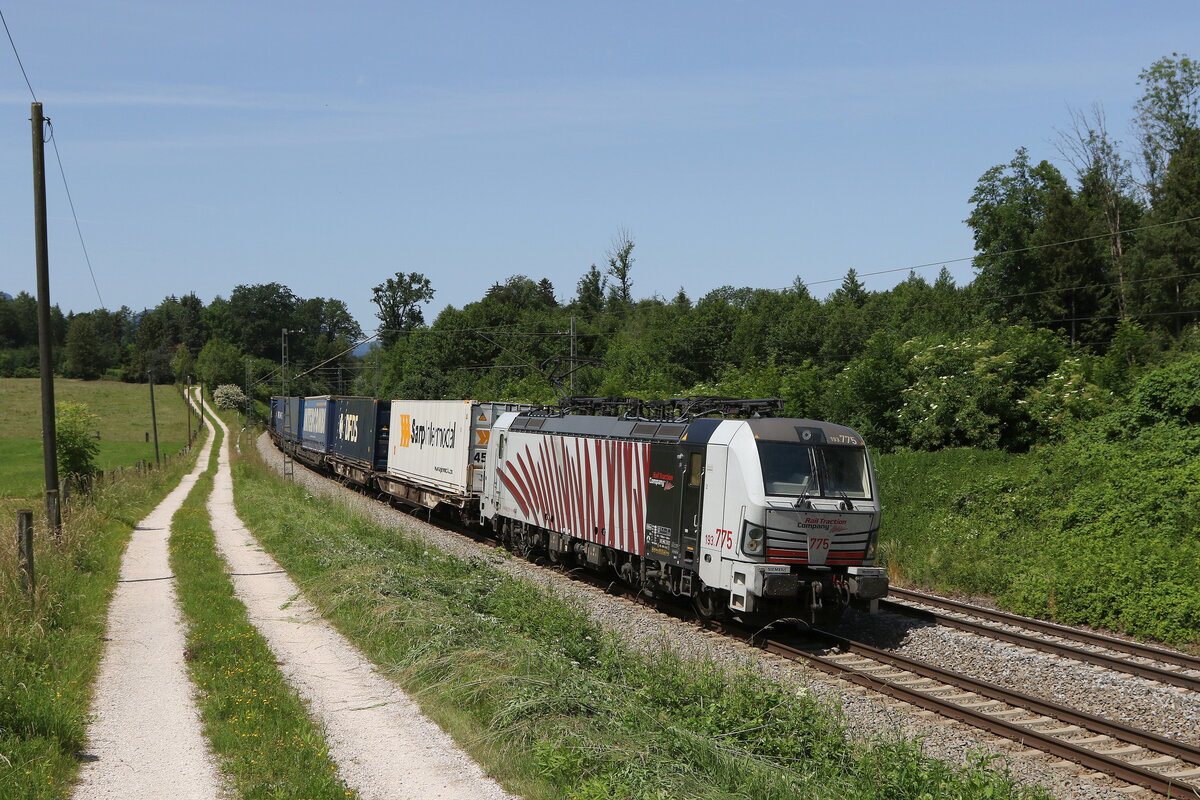 193 775 mit einem  KLV  aus München kommend am 18. Juni 2022 bei Grabenstätt im Chiemgau.