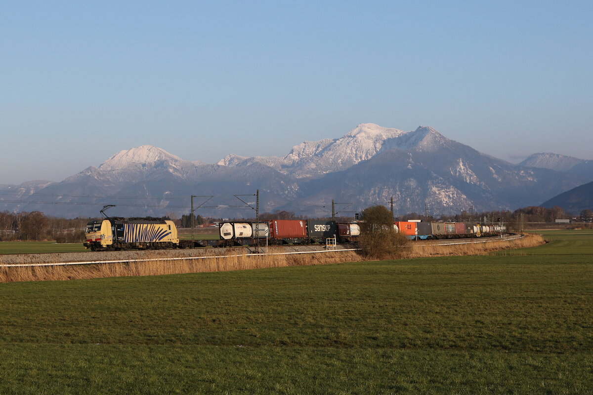 193 777 auf dem Weg nach M�nchen am 4. April 2022 bei Bernau am Chiemsee.