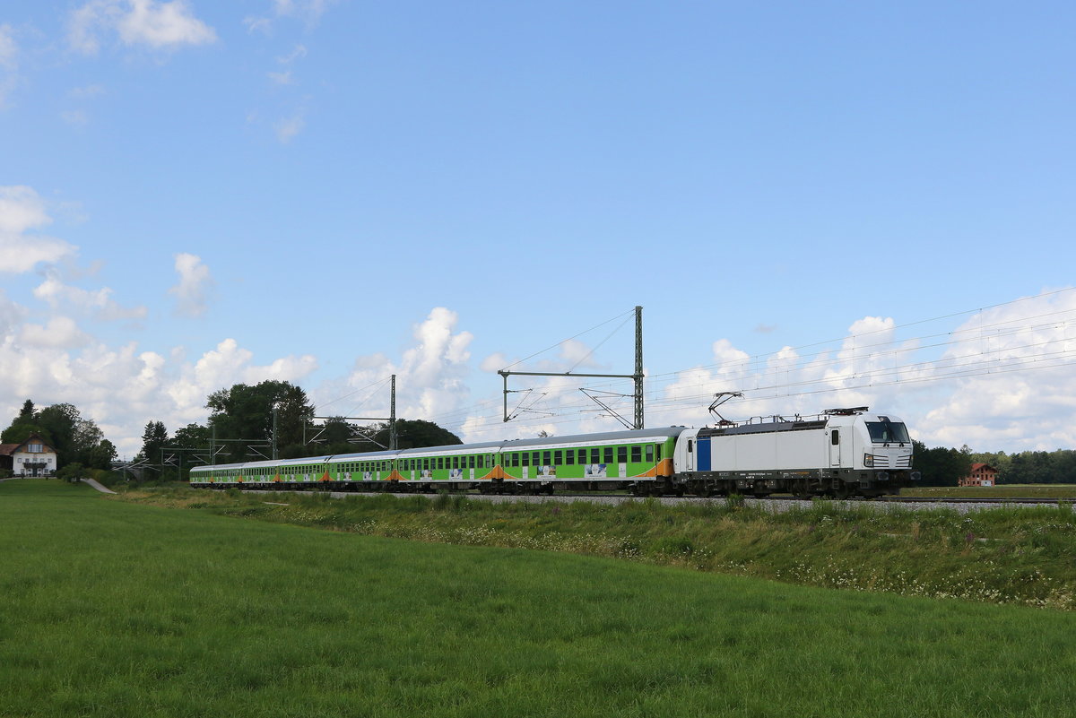 193 813 mit dem  Alpen-Sylt-Express  auf dem Weg nach Salzburg am 12. Juli 2020 bei �bersee am Chiemsee.