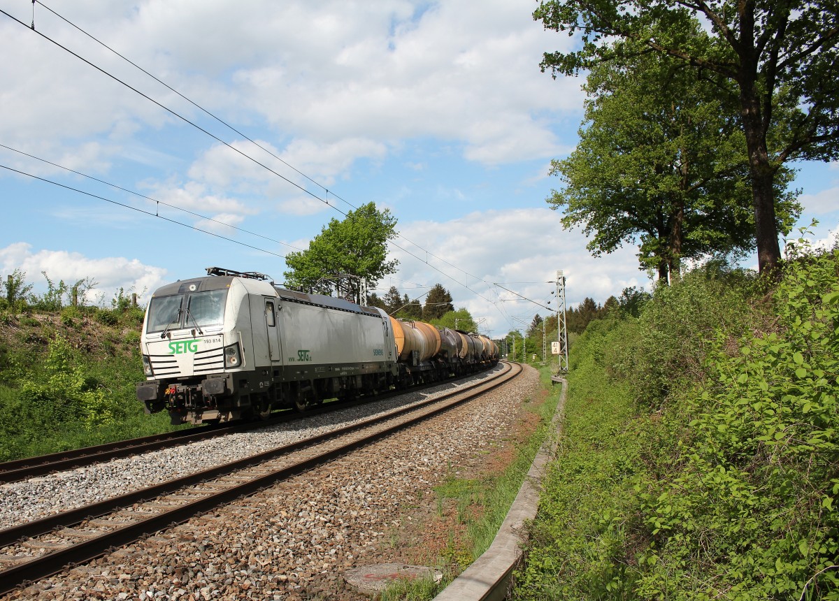 193 814 mit einem Kesselwagenzug von Salzburg kommend am 10. Mai 2015 zwischen Bergen und �bersee am Chiemsee.