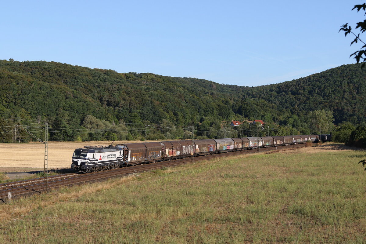 193 817 von  RETRACK  mit Schiebewandwagen am 7. August 2022 bei Harrbach am Main.