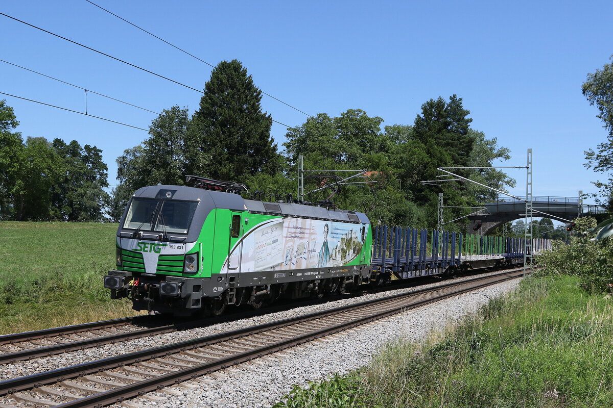 193 831  Christian Doppler  mit einem leeren Autozug aus Freilassing kommend am 15. Juli 2023 bei �bersee.