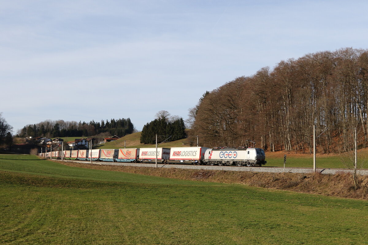 193 849 von  ECCO  mit dem  MARS-KLV  aus M�nchen kommend am 28. Dezember 023 bei Axdorf im Chiemgau.
