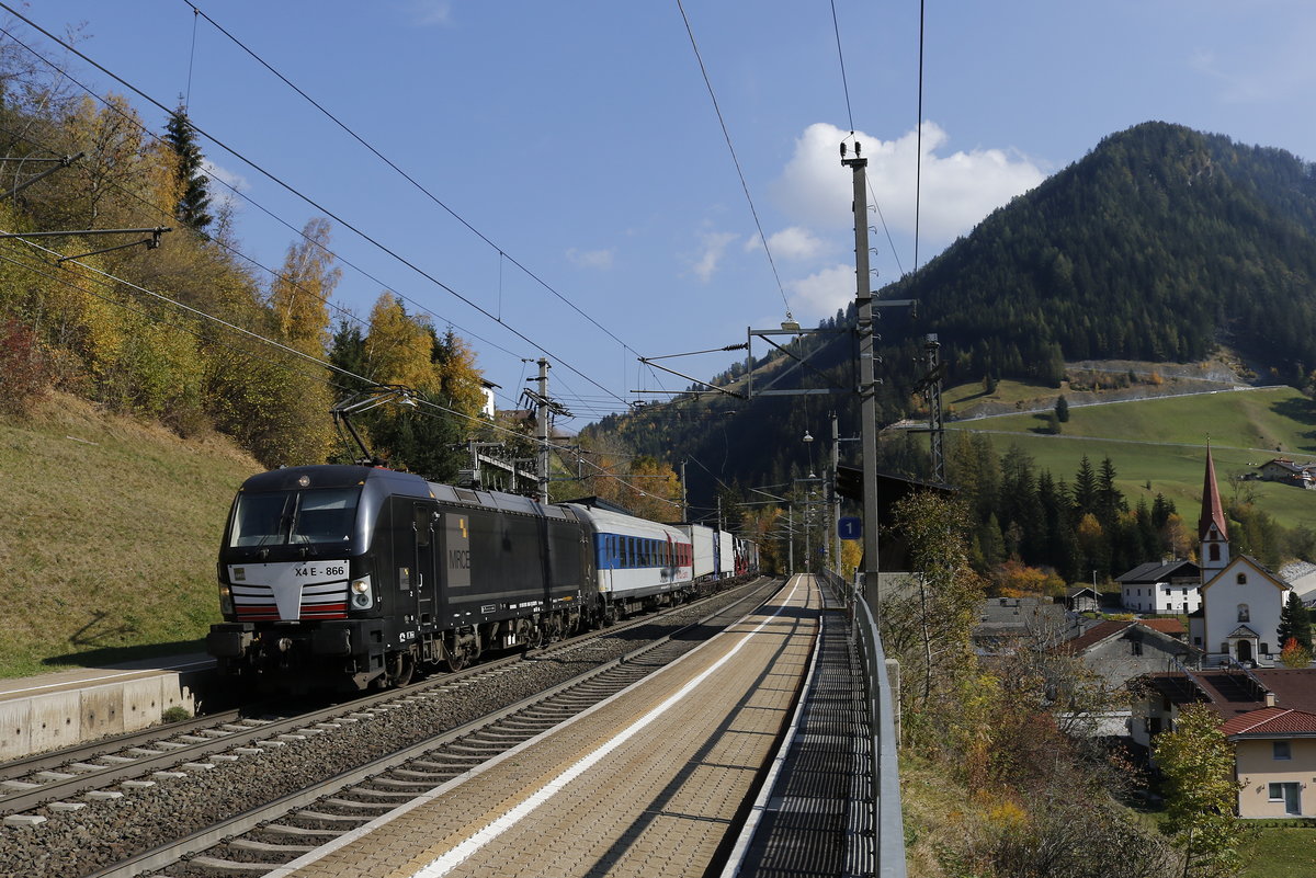 193 886 mit einer  ROLA  vom Brenner kommend am 16. Oktober 2018 in St. Jodok.