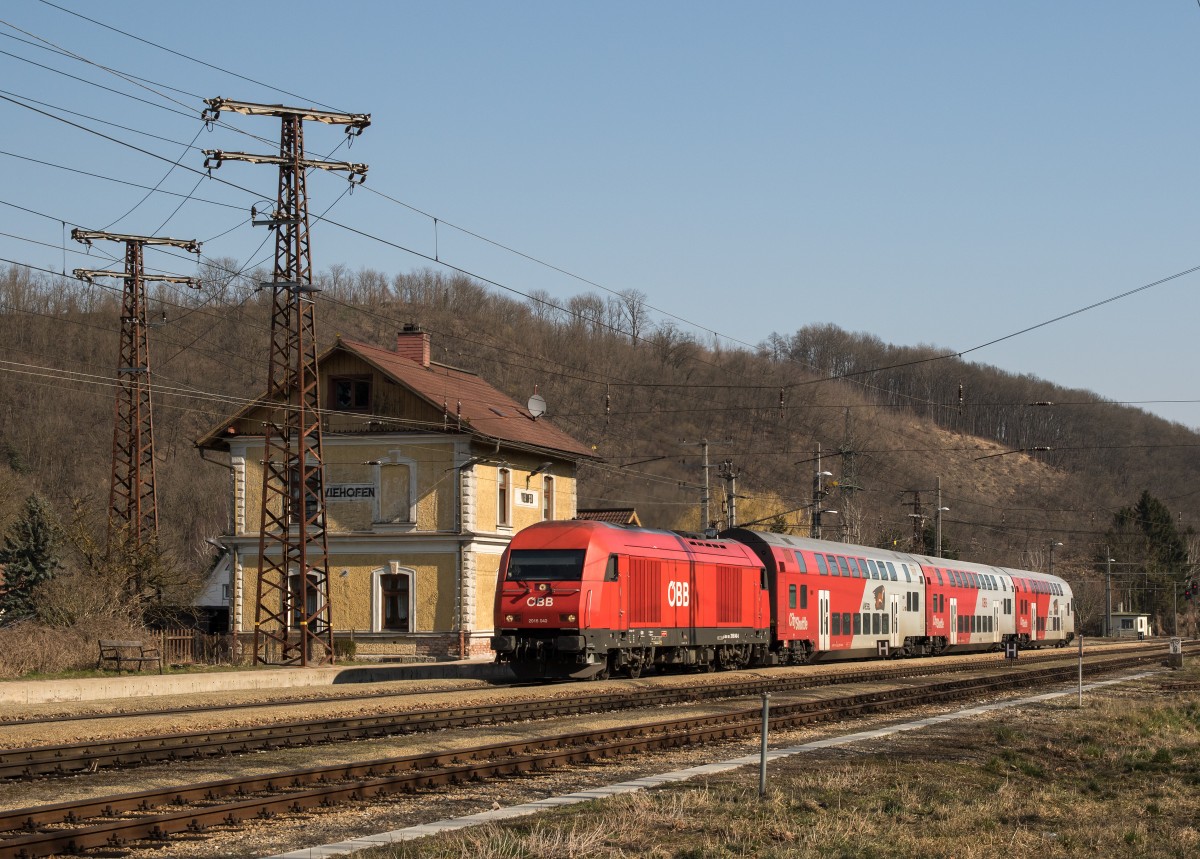 2016 040-5 am 18. M�rz 2015 im Bahnhof von Viehofen.