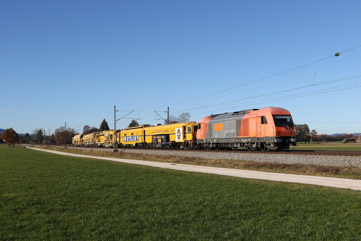 2016 905 war am 18. November 2020 mit einem Bauzug bei �bersee am Chiemsee in Richtung Freilassing unterwegs.