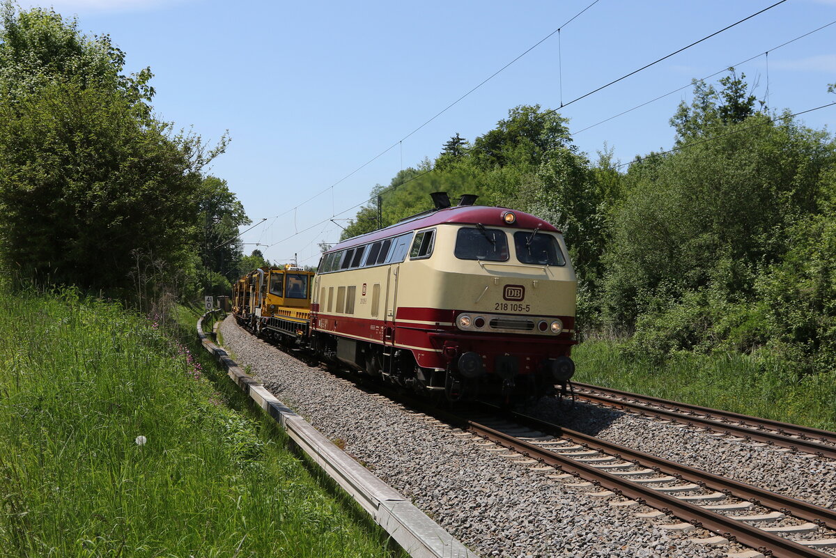 218 105 mit einem Bauzug aus M�nchen kommend am 2. Juni 2021 bei Grabenst�tt.