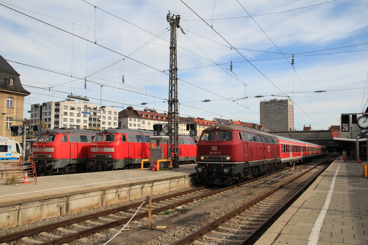218 387-9, 218 469-5 und 218 490-1 am 21. Oktober 2015 im M�nchner Hauptbahnhof.