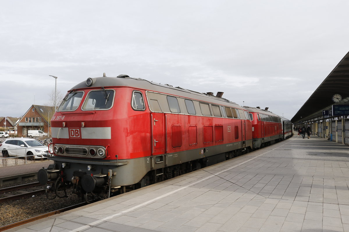 218 397-8 kurz nach der Ankunft im Bahnhof von Westerland/Sylt am 21. M�rz 2018.