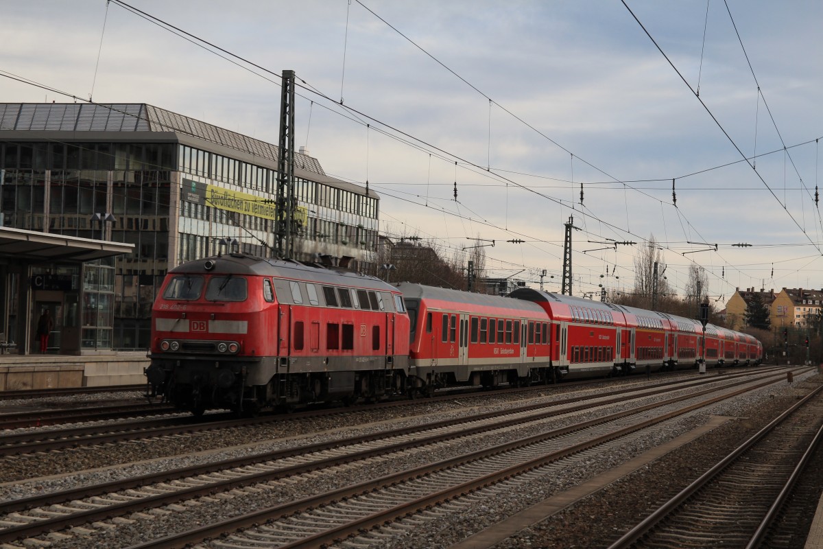 218 402-6 schiebend an einem Regionalzug am 3. Januar 2014 in M�nchen-Heimeranplatz.