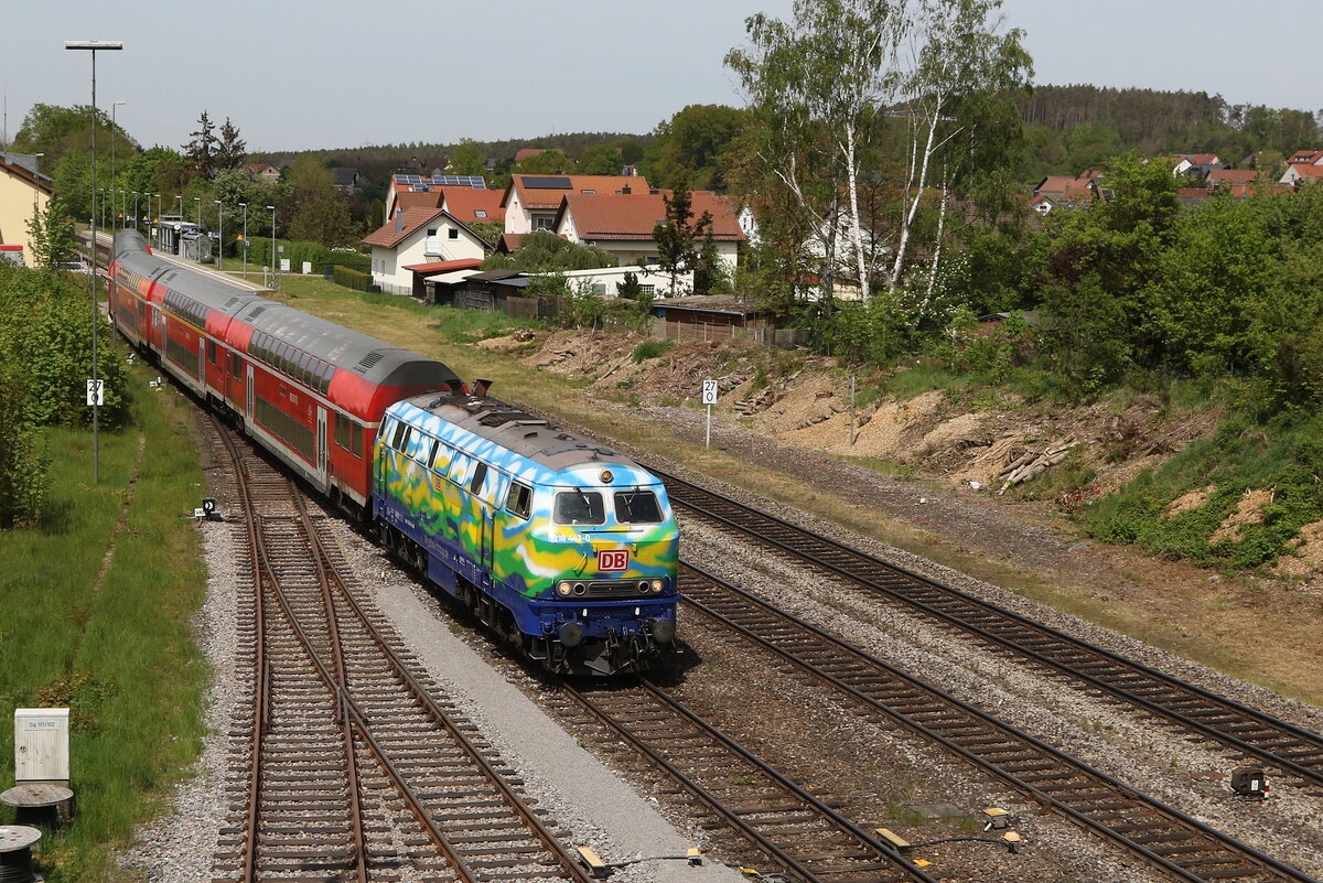 218 443 bei der Ausfahrt aus Maxh�tte-Haidhof in Richtung Regensburg am 1. Mai 2024.