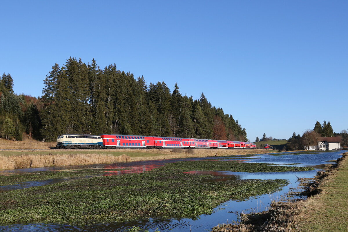 218 446 mit einem Regionalzug aus M�nchen kommend am 21. November 2021 bei  Ruderatshofen  im Allg�u.