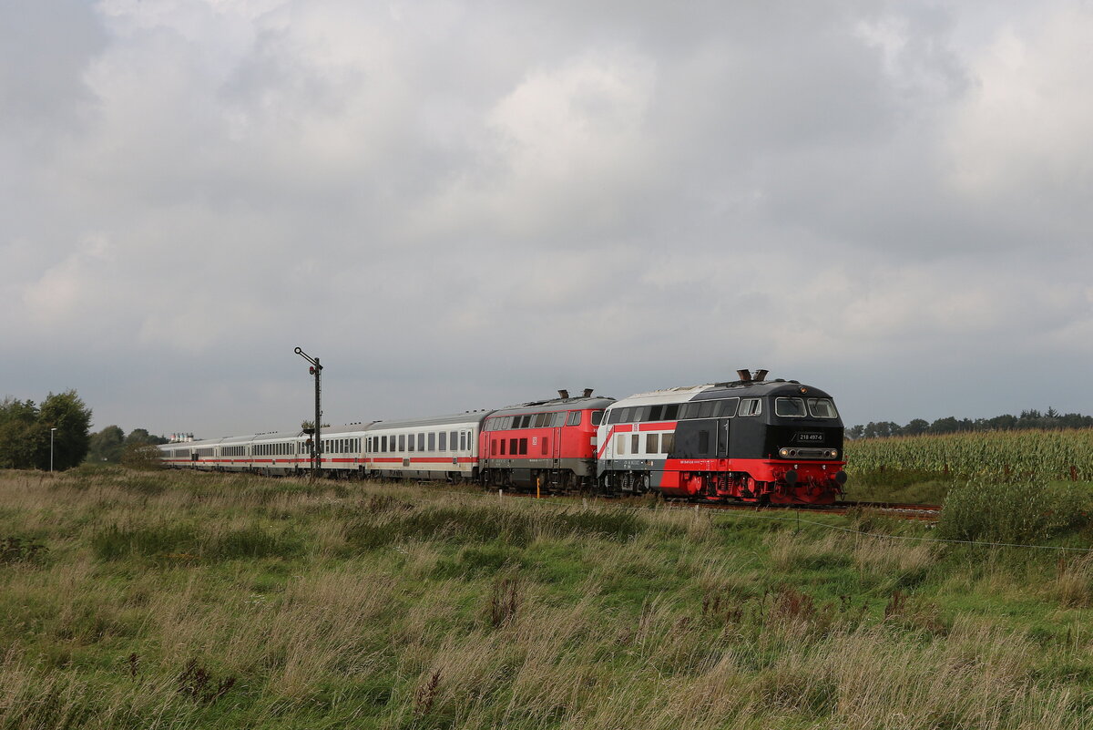 218 497 und 218 3390 aus Nieb�ll kommend am 12. September 2023 bei Risum-Lindholm.