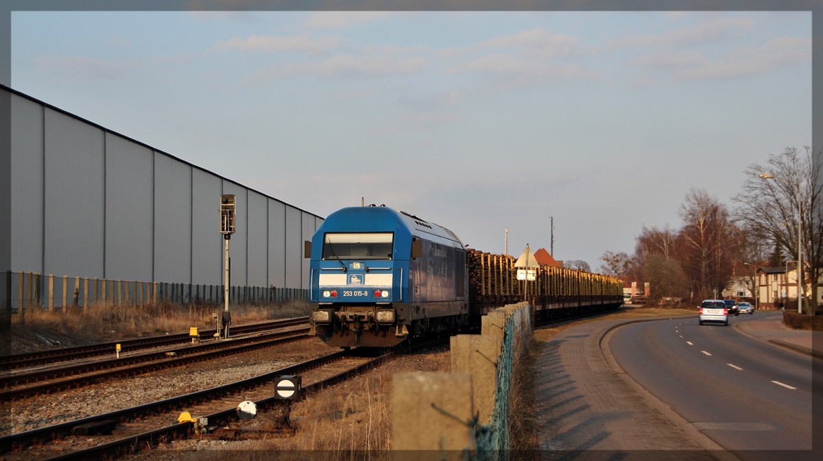 223 052-2 ( 253 015 ) der Press wartet auf die fertigstellung der Beladung im Bahnhof von Torgelow am 08.03.2016