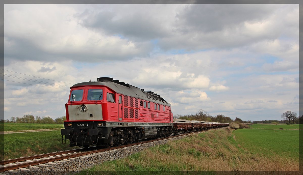 232 241 mit ihrem Schwellenzug aus Möllenhagen bei Kraase in Richtung Kargow am 18.04.2016