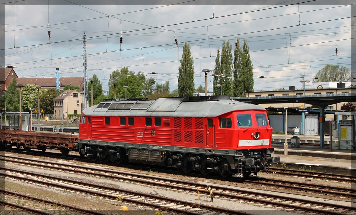 232 469 mit einem leeren Schwellenzug bgestellt in Waren an der Müritz am 13.05.2015