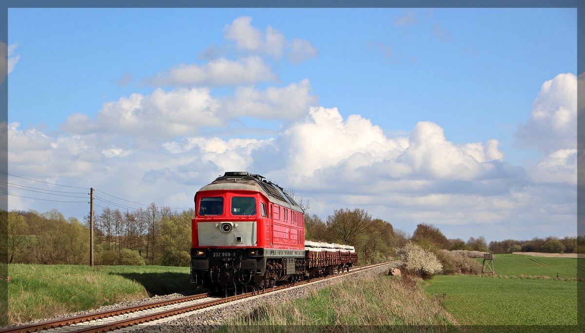 232 909 bei Kraase mit ihrem Schwellenzug in Richtung Kargow am 19.04.2016