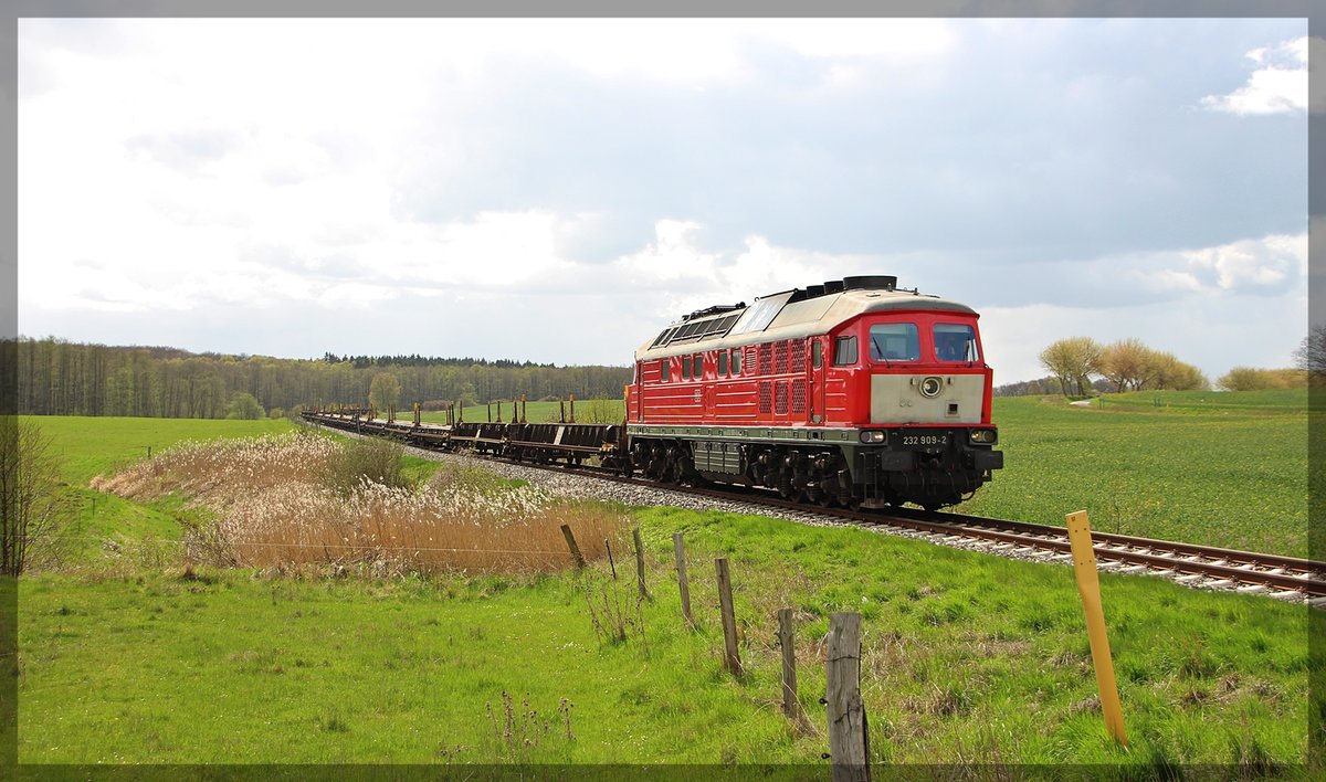 232 909 bei Schwastorf mit ihrem Leerzug in Richtung Möllenhagen am 19.04.2016