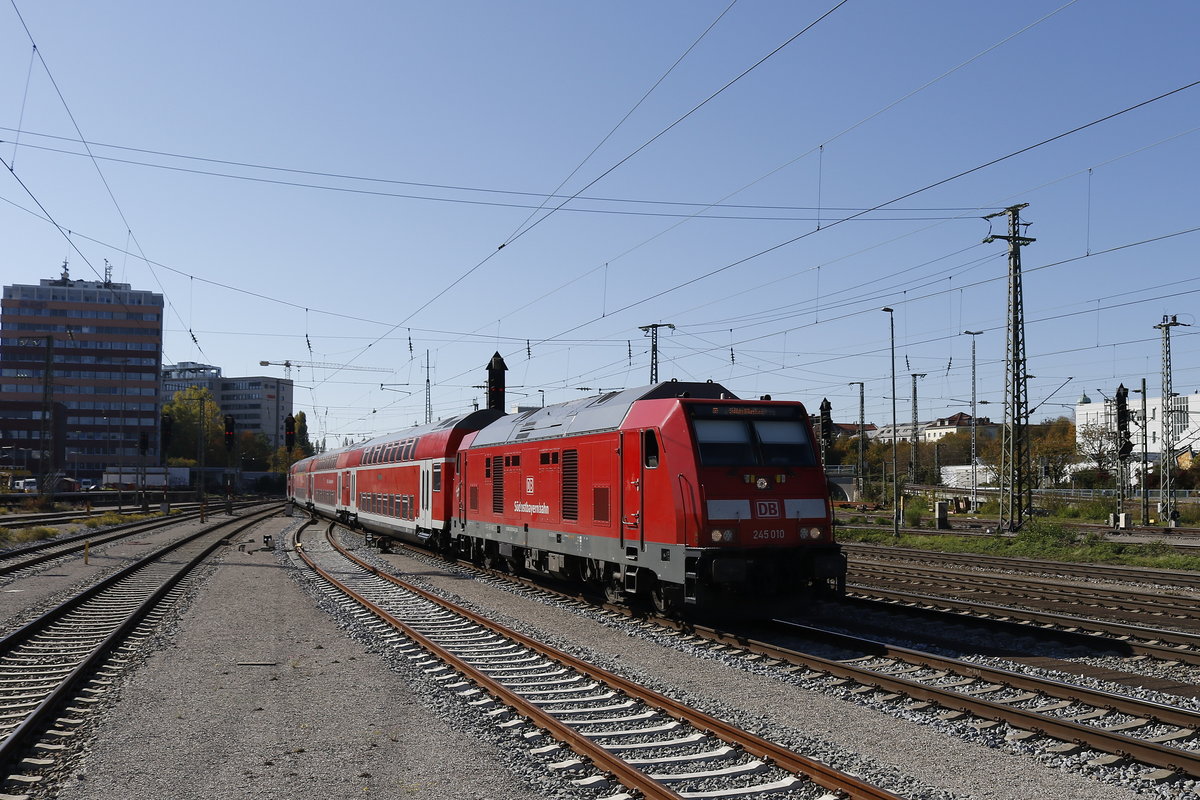 245 010 mit dem Regionalzug nach M�hldorf bei der Einfahrt in den Ostbahnhof M�nchen am 14. Oktober 2018.