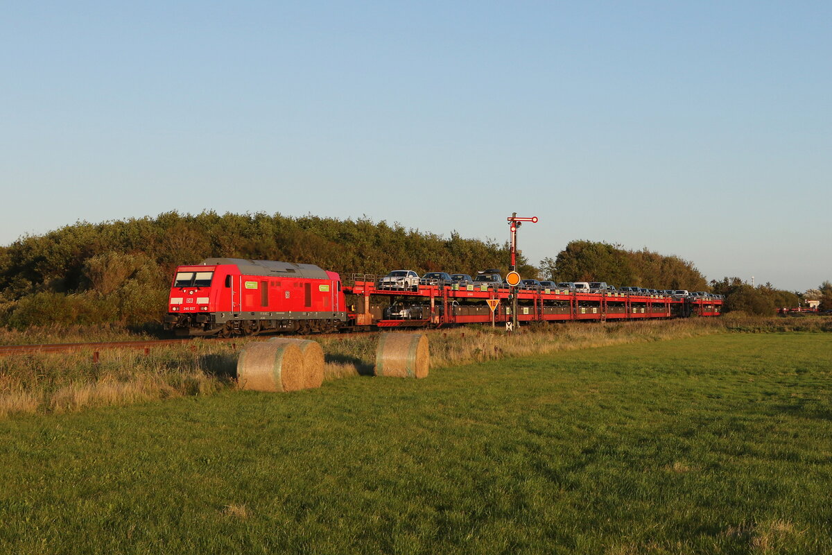 245 027 war am 13. September 2023 mit einem  Sylt-Shuttle  bei Klanxb�llauf dem Weg nach Westerland.