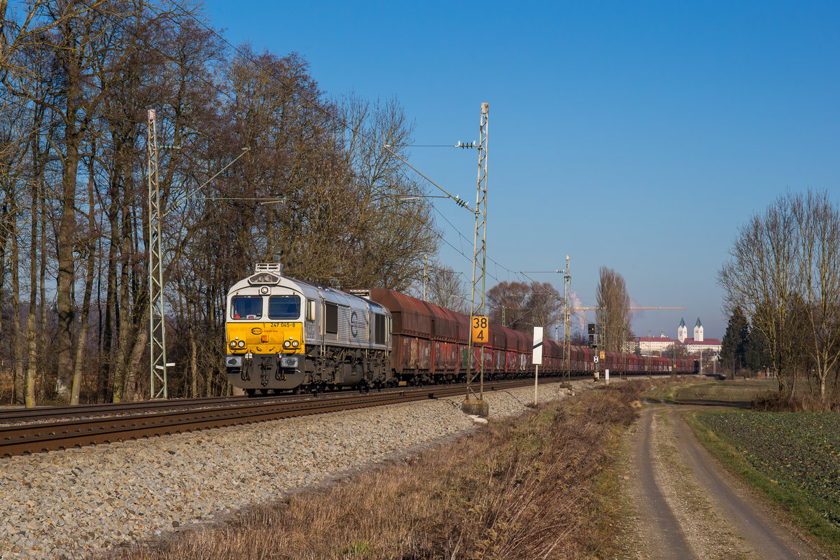 247 045-8 mit einem Ganzzug am 30. Dezember 2016 bei Freising.