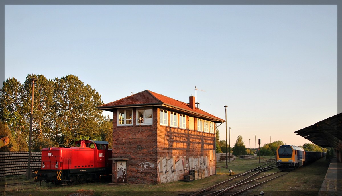 264 009 der Nordic Rail Services abgestellt mit ihrem Zug und WFL 346 674 (Lok 5) in Neustrelitz Süd am 24.05.2015