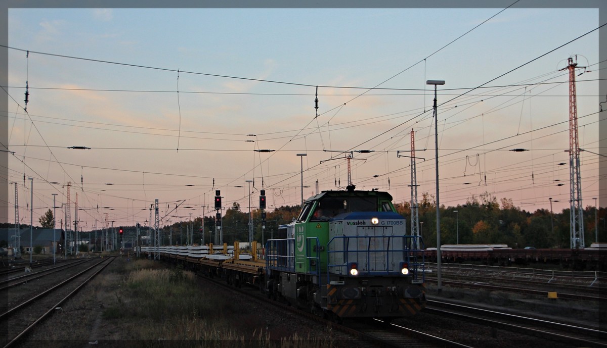 277 030 der LDS mit einem Schwellenzug von Möllenhagen auf dem Weg in Richtung Oranienburg in Neustrelitz Hbf am 01.10.2015