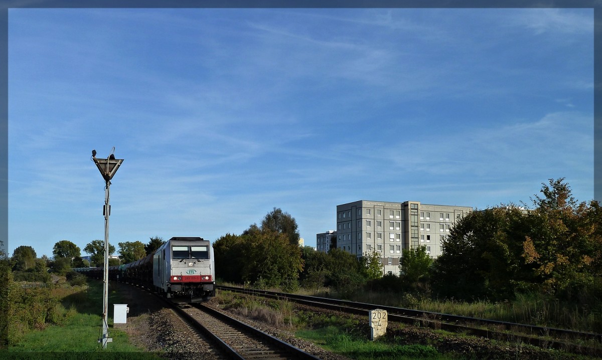 285 105 der ITL in Neubrandenburg bei einer Rangierfahrt vom IAB in den Gbf am 27.09.2011