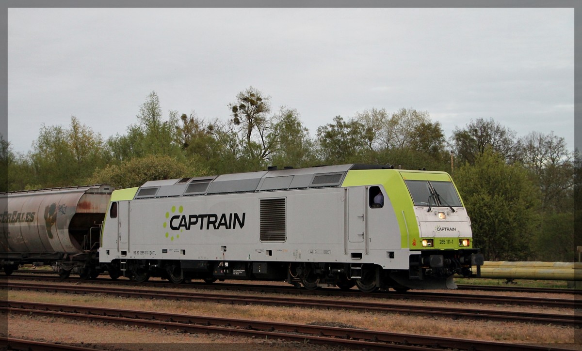 285 111 kurz vor der Ausfahrt aus der Industrie- und Anschlussbahn Neubrandenburg am 27.04.2015