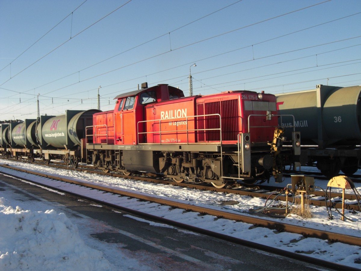 294 575-6 mit dem M�llzug am 10. Februar 2011 in Freilassing.