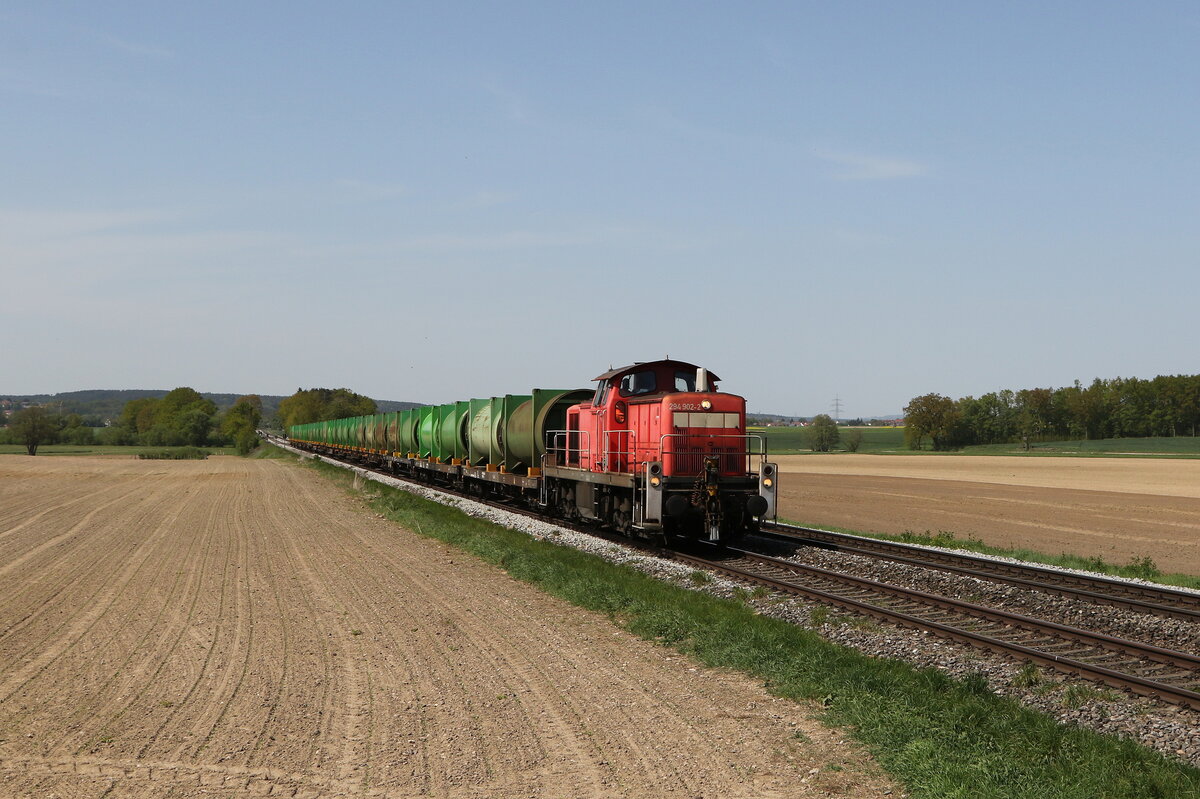 294 902 war mit einem M�llzug am 30. April 2024 bei Unteracker in Richtung Regensburg unterwegs.