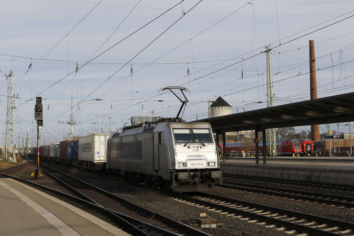 386 018 von  METRANS  bei der einfahrt in den Bremer Hauptbahnhof am 31. M�rz 2019.