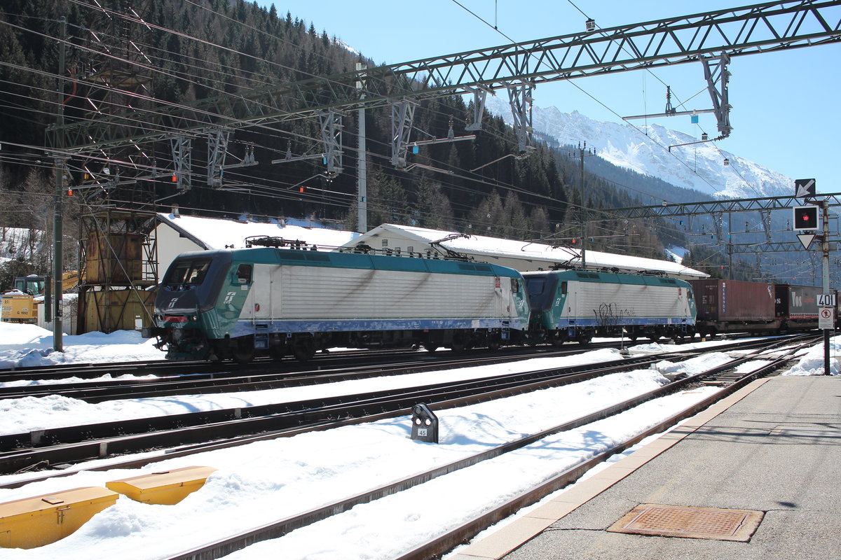 412 001-6 und 412 016-4 fahren am 19. M�rz 2016 aus Italien kommend in den Bahnhof  Brenner  ein.