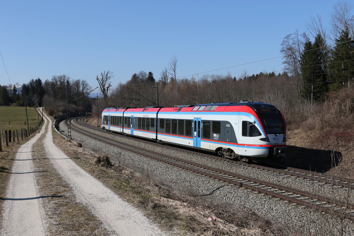 427 133 auf dem Weg nach Rosenheim am 3. M�rz 2022 bei Grabenst�tt im Chiemgau.
