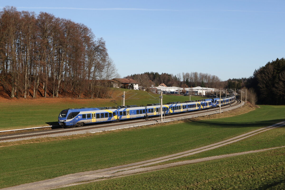 430 013 und 430 020 waren am 17. Dezember 2023 bei Axdorf im Chiemgau auf dem Weg nach M�nchen.