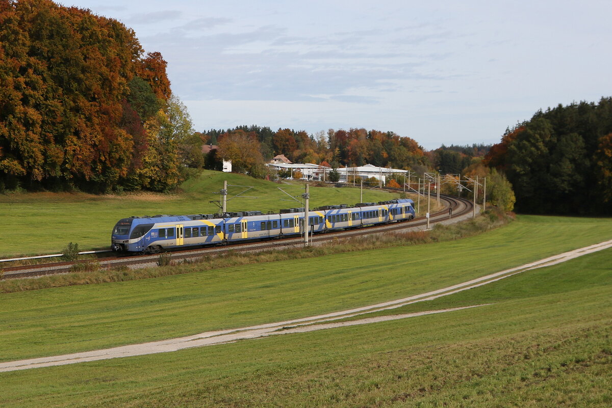 430 016 war am 21. Oktober 2025 bei Axdorf in Richtung Rosenheim unterwegs.