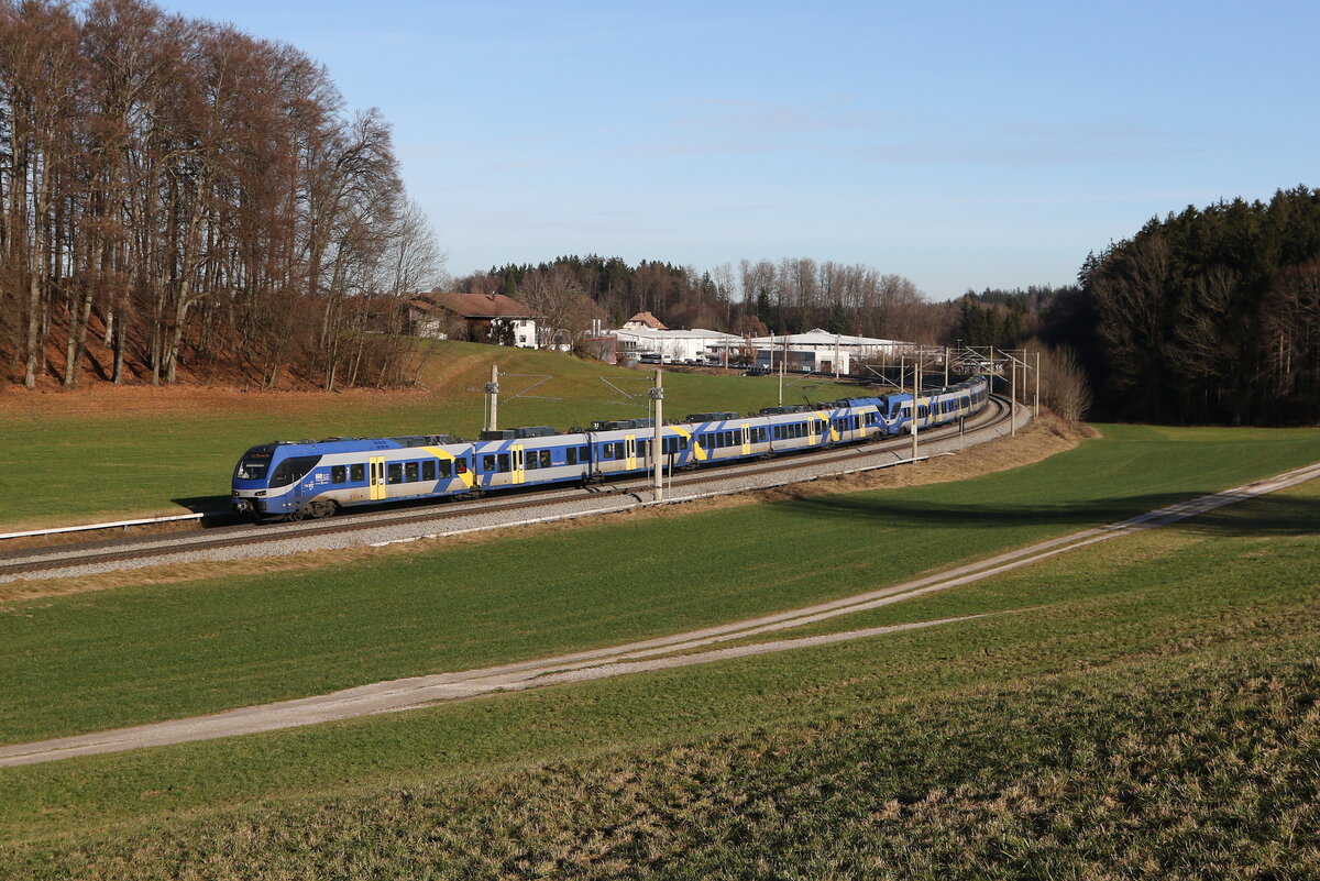 430 019 und 430 006 waren am 27. Dezember 20223 bei Axdorf in Richtung M�nchen unterwegs.