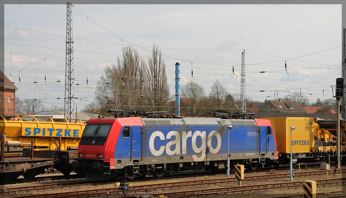 482 042 (ehemals STEG) im Einsatz für Spitzke in Waren an der Müritz abgestellt am 12.4.2015