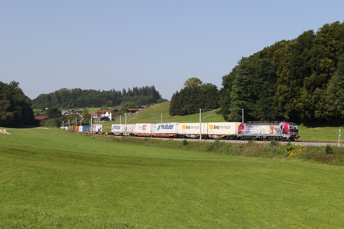 6193 181 von  ADESSO-RAIL  war am 13. August 2025 mit einem  KLV  bei Axdorf im Chiemgau in Richtung Salzburg unterwegs.