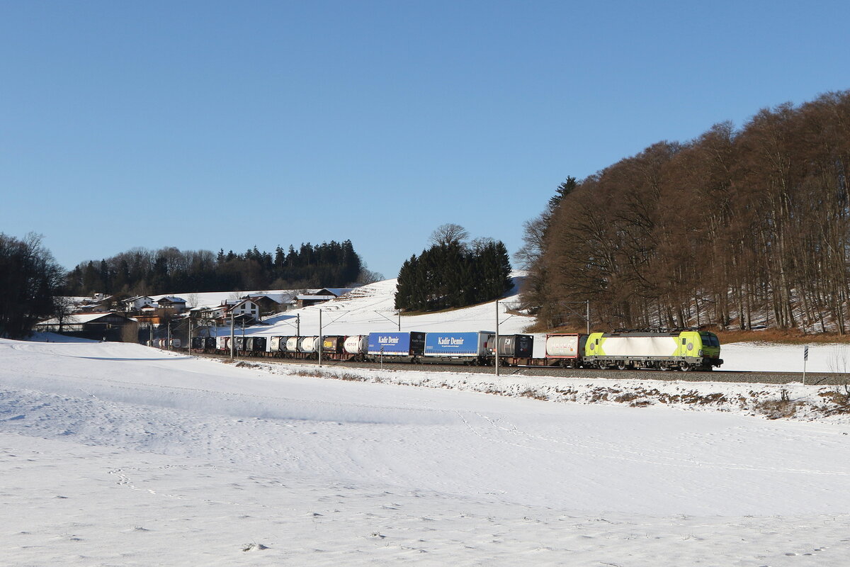 6193 401 von  Alpha Trains  mit einem  KLV  aus M�nchen kommend am 4. Januar 2026 bei Axdorf.