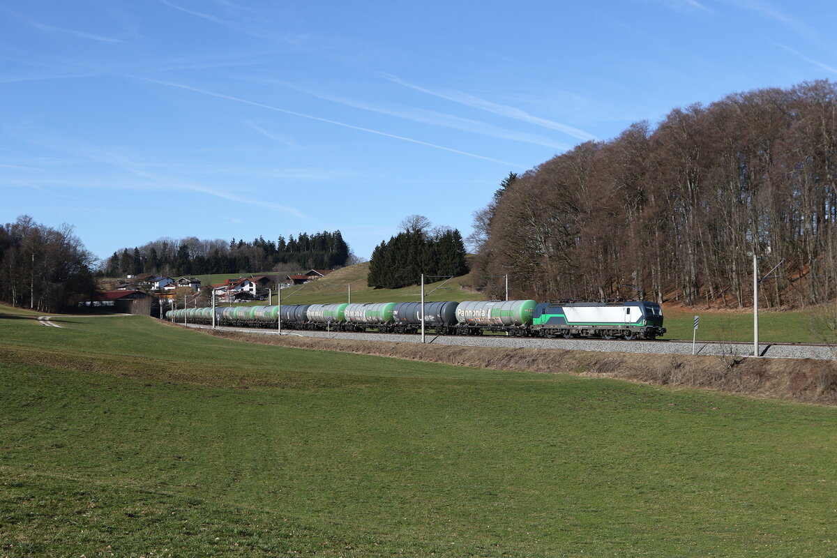 6193 932 mit einem Kesselwagenzug aus M�nchen kommend am 26. Februar 2026 bei Axdorf.