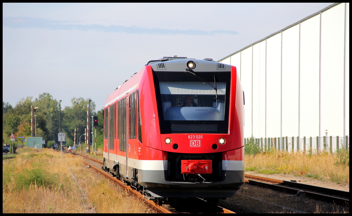 623 020 als RE4 nach Torgelow bei der Einfahrt in den Bahnhof Torgelow am 19.09.15