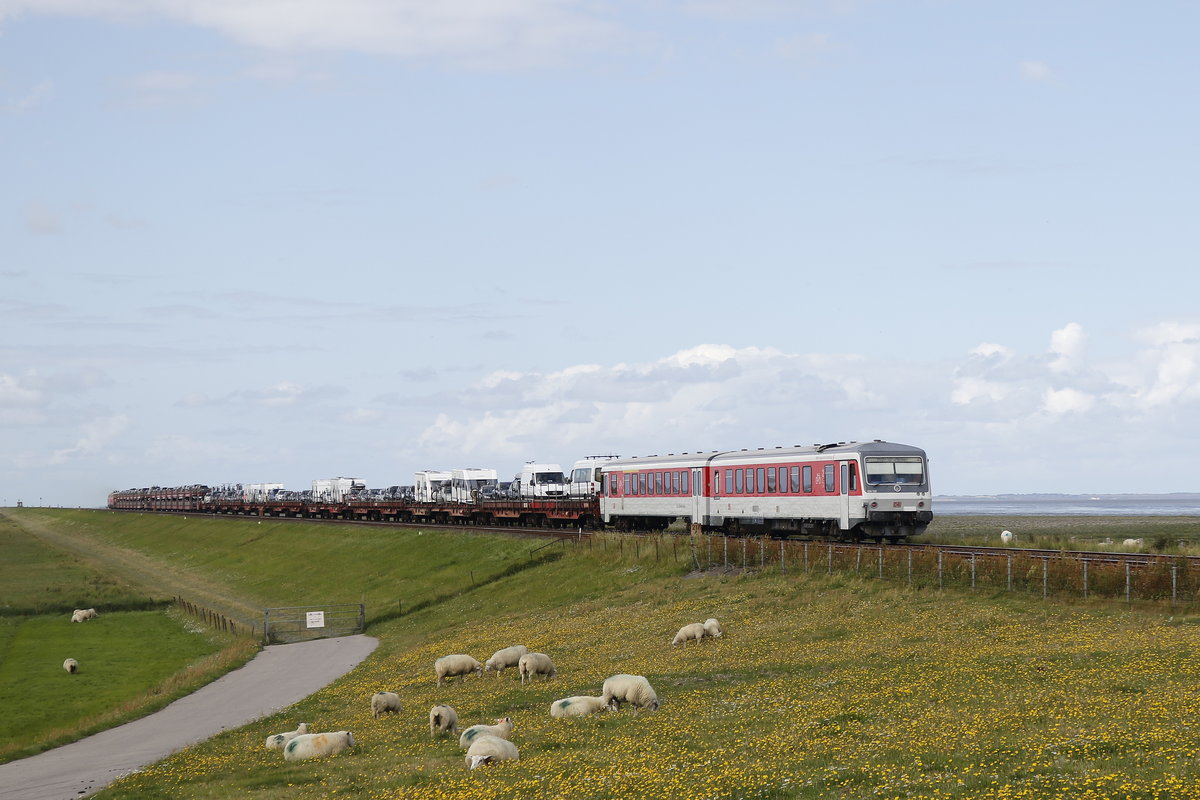 628 535 am Zugschlu� eines  Sylt-Shuttle  am 13. August 2017 bei Klanxb�ll.