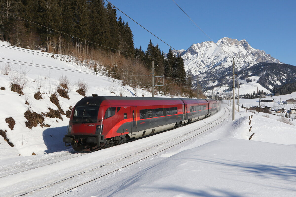 80.90 732 auf dem Weg nach W�rgl. Aufgenommen am 12. Februar 2022 bei Pfaffenschwendt kurz nach Hochfilzen.